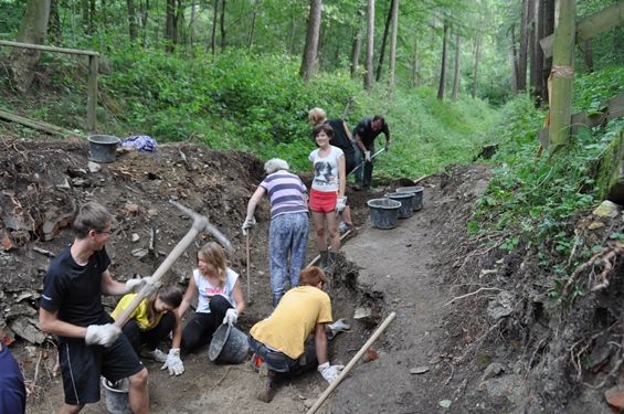 Vergraben im Wewelsburger Wald: Jugendliche und Erwachsene aus acht Nationen legen ehemaligen NS-Schießstand frei